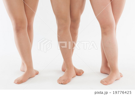 女性の足 ボディーパーツ 3人 女性の足 ボディーパーツ 3人 19776425