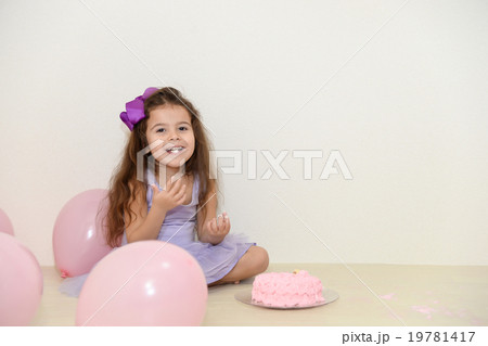 ケーキを手づかみで食べる女の子の写真素材