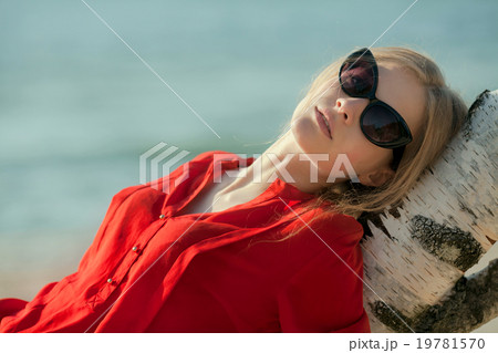 Portrait of beautiful girl 19781570
