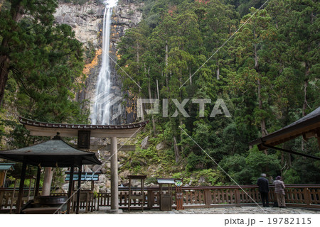 和歌山　鳥居越しの那智の滝　お参りする老夫婦 19782115