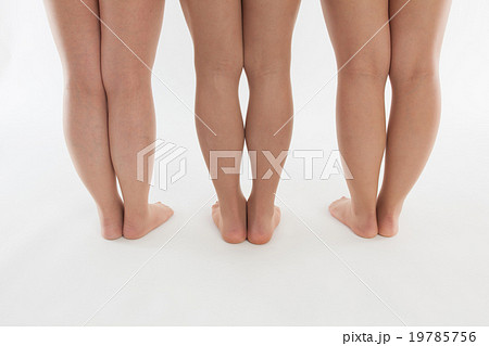 女性の足 ボディーパーツ 3人 女性の足 ボディーパーツ 3人 19785756