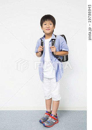 ポートレート 小学生の男の子の写真素材