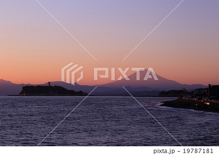 絶景 夕暮れの綺麗な富士山と夜景、湘南、稲村ヶ崎からの眺め 絶景 夕暮れの綺麗な富士山と夜景、湘南、稲村ヶ崎からの眺め 19787181