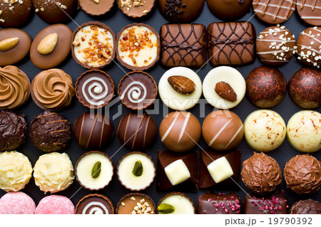 variety chocolate pralines 19790392