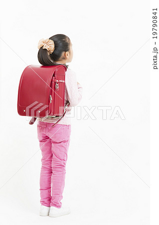 ランドセルを背負った女の子 後ろ姿 小学生の女の子 全身 女の子 ランドセル 小学生の写真素材