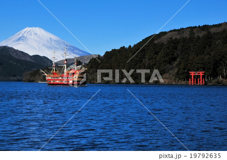 富士山と芦ノ湖と海賊船 富士山と芦ノ湖と海賊船 19792635