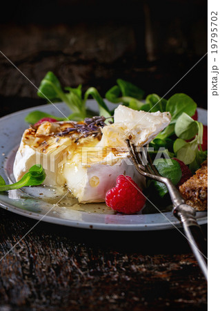 Baked Goat cheese with honey and raspberries 19795702