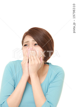 戦慄を覚える女性の写真素材 戦慄を覚える女性の写真素材