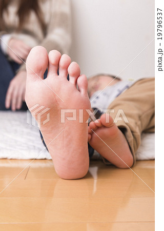 仲良し親子の足の裏 仲良し親子の足の裏 19796537