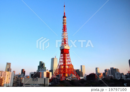 朝焼けの東京タワーの写真素材