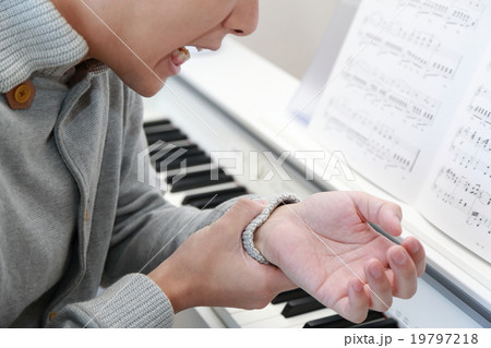 腱鞘炎 捻挫 ピアノ 楽器 音楽 (男性 オルガン チェンバロ MIDI シンセサイザー 鍵盤) 19797218