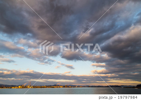 積雲　層積雲　曇り空　夕方　夕暮れ　ワイドな空　日暮れの空　冬の空　　コピースペース　文字スペース 19797984