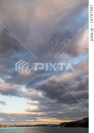 積雲　層積雲　曇り空　夕方　夕暮れ　ワイドな空　日暮れの空　冬の空　　コピースペース　文字スペース 19797987