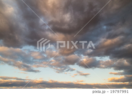 積雲 層積雲 曇り空 夕方 夕暮れ ワイドな空 日暮れの空 冬の空 コピースペース 文字スペース 積雲 層積雲 曇り空 夕方 夕暮れ ワイドな空 日暮れの空 冬の空 コピースペース 文字スペース 19797991