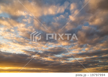 積雲 層積雲 曇り空 夕方 夕暮れ ワイドな空 日暮れの空 冬の空 コピースペース 文字スペースの写真素材