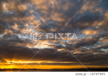 積雲 層積雲 曇り空 夕方 夕暮れ ワイドな空 日暮れの空 冬の空 コピースペース 文字スペース 積雲 層積雲 曇り空 夕方 夕暮れ ワイドな空 日暮れの空 冬の空 コピースペース 文字スペース 19797995