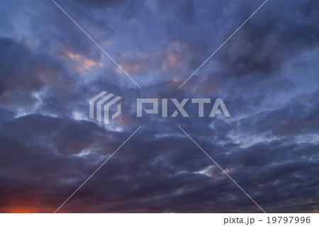 積雲 層積雲 曇り空 夕方 夕暮れ ワイドな空 日暮れの空 冬の空 コピースペース 文字スペース 積雲 層積雲 曇り空 夕方 夕暮れ ワイドな空 日暮れの空 冬の空 コピースペース 文字スペース 19797996