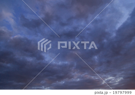 積雲 層積雲 曇り空 夕方 夕暮れ ワイドな空 日暮れの空 冬の空 コピースペース 文字スペース 積雲 層積雲 曇り空 夕方 夕暮れ ワイドな空 日暮れの空 冬の空 コピースペース 文字スペース 19797999