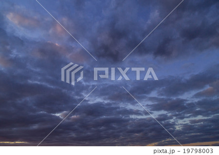 積雲 層積雲 曇り空 夕方 夕暮れ ワイドな空 日暮れの空 冬の空 コピースペース 文字スペース 積雲 層積雲 曇り空 夕方 夕暮れ ワイドな空 日暮れの空 冬の空 コピースペース 文字スペース 19798003