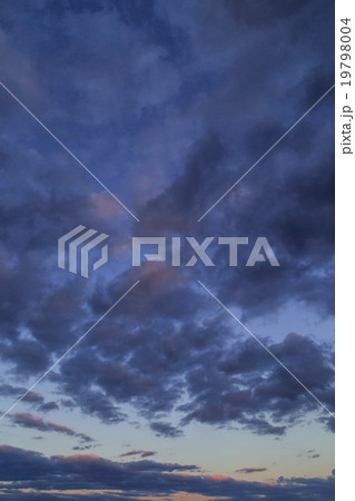 雲 積雲 雲片 青い空 一般的な空と雲 白い雲 秋の空 背景用素材 クラウド 青空 合成用背景 雲 積雲 雲片 青い空 一般的な空と雲 白い雲 秋の空 背景用素材 クラウド 青空 合成用背景 19798004