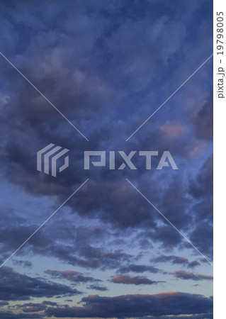 積雲　層積雲　曇り空　夕方　夕暮れ　ワイドな空　日暮れの空　冬の空　　コピースペース　文字スペース 19798005