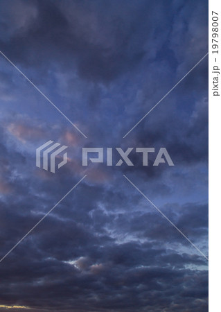 積雲 層積雲 曇り空 夕方 夕暮れ ワイドな空 日暮れの空 冬の空 コピースペース 文字スペース 積雲 層積雲 曇り空 夕方 夕暮れ ワイドな空 日暮れの空 冬の空 コピースペース 文字スペース 19798007