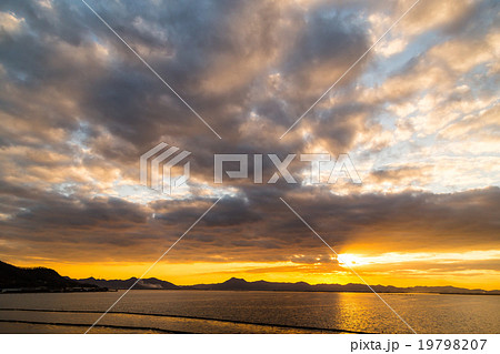 積雲 層積雲 曇り空 夕方 夕暮れ ワイドな空 日暮れの空 冬の空 コピースペース 文字スペース 積雲 層積雲 曇り空 夕方 夕暮れ ワイドな空 日暮れの空 冬の空 コピースペース 文字スペース 19798207
