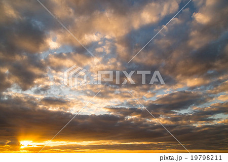積雲 層積雲 曇り空 夕方 夕暮れ ワイドな空 日暮れの空 冬の空 コピースペース 文字スペース 積雲 層積雲 曇り空 夕方 夕暮れ ワイドな空 日暮れの空 冬の空 コピースペース 文字スペース 19798211