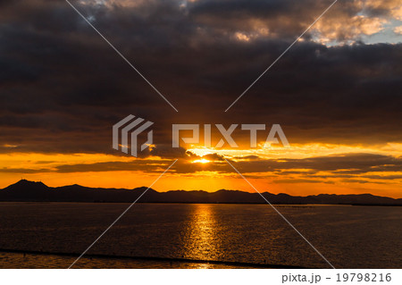 積雲　層積雲　曇り空　夕方　夕暮れ　ワイドな空　日暮れの空　冬の空　コピースペース　文字スペース 19798216