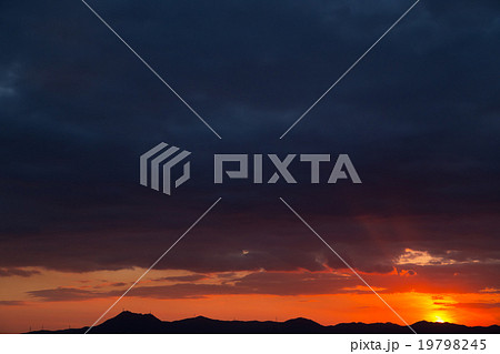 積雲 層積雲 曇り空 夕方 夕暮れ ワイドな空 日暮れの空 冬の空 コピースペース 文字スペース 積雲 層積雲 曇り空 夕方 夕暮れ ワイドな空 日暮れの空 冬の空 コピースペース 文字スペース 19798245