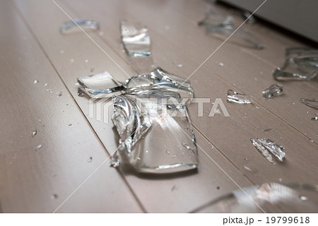割れたガラス 19799618