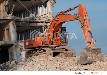 digger during the demolition of the building 19799820