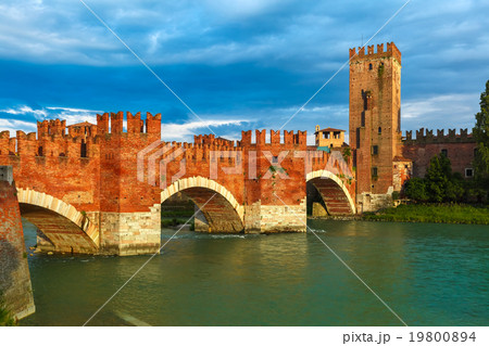 Castelvecchio at sunset in Verona, Italy. 19800894