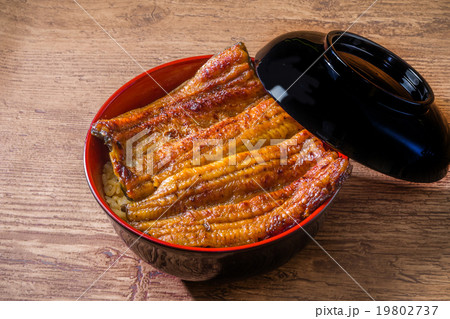 特上うな丼　bowl of eel and rice (donburi) japanese food 19802737