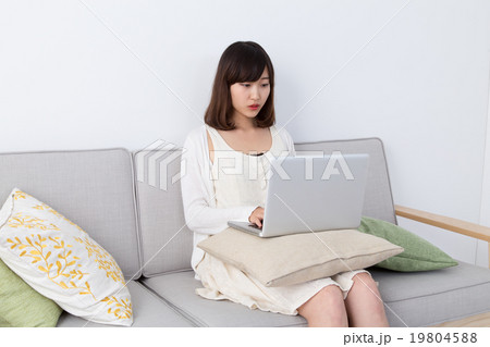 部屋でパソコンをする女性 部屋でパソコンをする女性 19804588