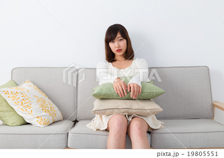 体調不良の女性 19805551