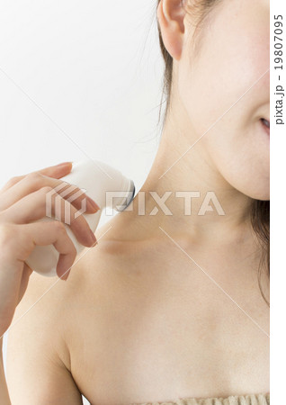 肩こりに塗り薬を塗る女性 19807095