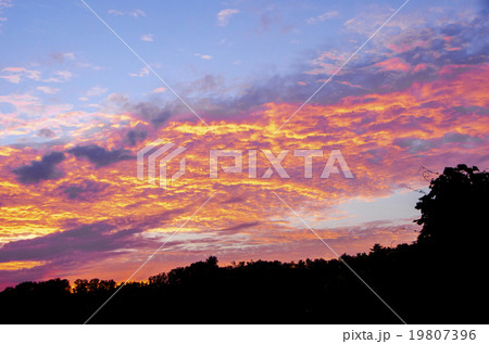 真っ赤に燃えるような夕焼け雲 19807396