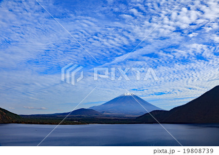 夕方の本栖湖と富士山 夕方の本栖湖と富士山 19808739