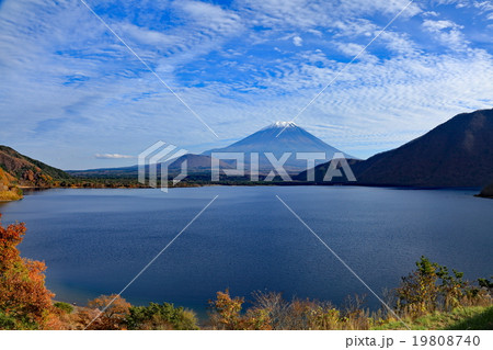 夕方の本栖湖と富士山 19808740