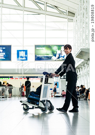 チェックインカウンターの前のビジネスマン 19808819