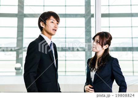 空港のビジネス男女 出張イメージ 空港のビジネス男女 出張イメージ 19808824