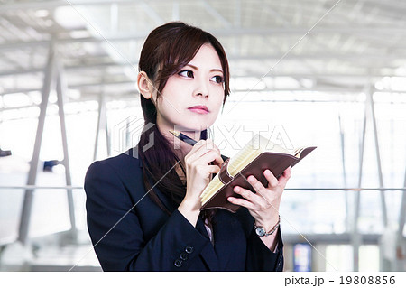 女性社員の出張 スケジュールの確認 空港 女性社員の出張 スケジュールの確認 空港 19808856