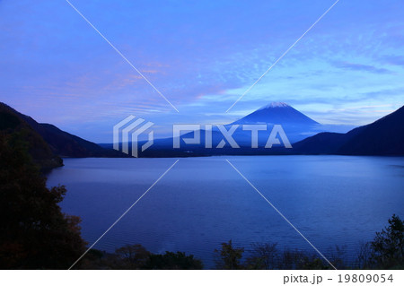 本栖湖で見る夕方の富士山 本栖湖で見る夕方の富士山 19809054