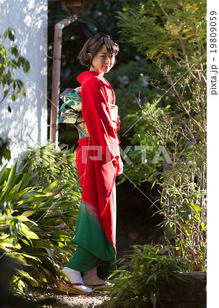 Furisode (kimono with long, trailing sleeves) 19809059