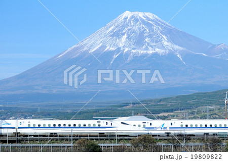 富士山をバックにすれ違う東海道新幹線n700系電車の写真素材