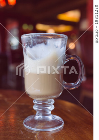 coffee latte on wood table 19811220