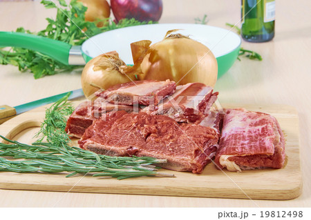 meat and frying pan 19812498