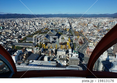 京都タワー展望室２階から京都市街を一望する：北方向を見る（手前は東本願寺）の写真素材 [19813176] - PIXTA
