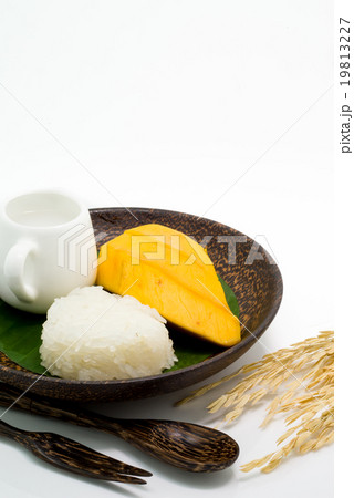Thai dessert of mango with sticky rice Thai dessert of mango with sticky rice 19813227